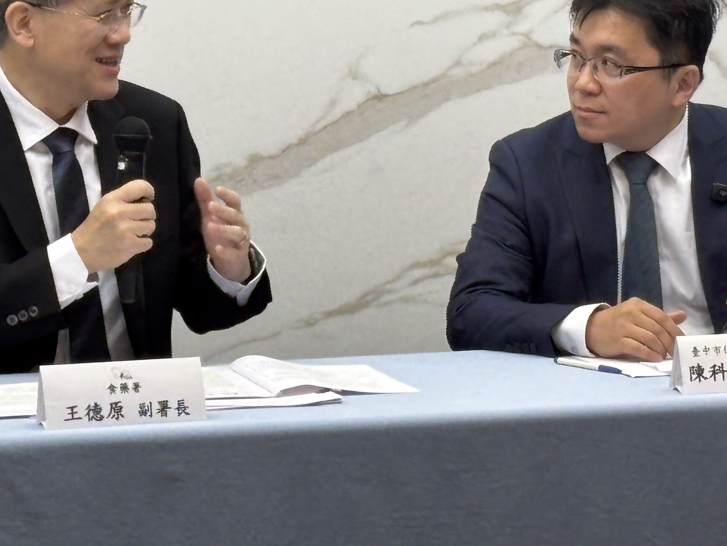 食藥署副署長政策說明、本會輔導理事長側耳聆聽